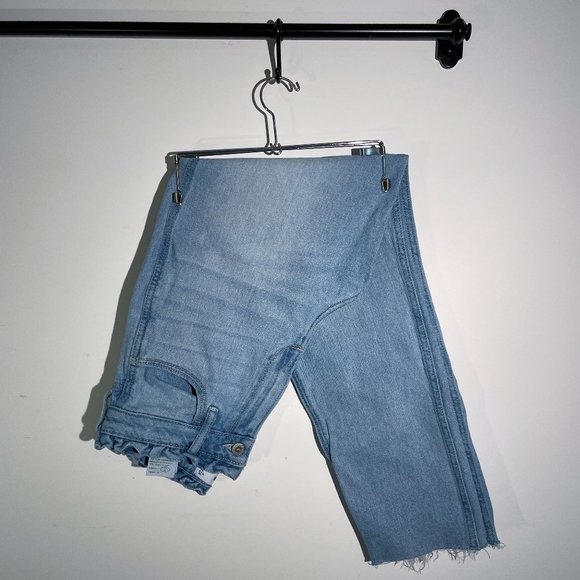 Hollister | CURVY HIGH-RISE MOM JEANS - Picture 1 of 3